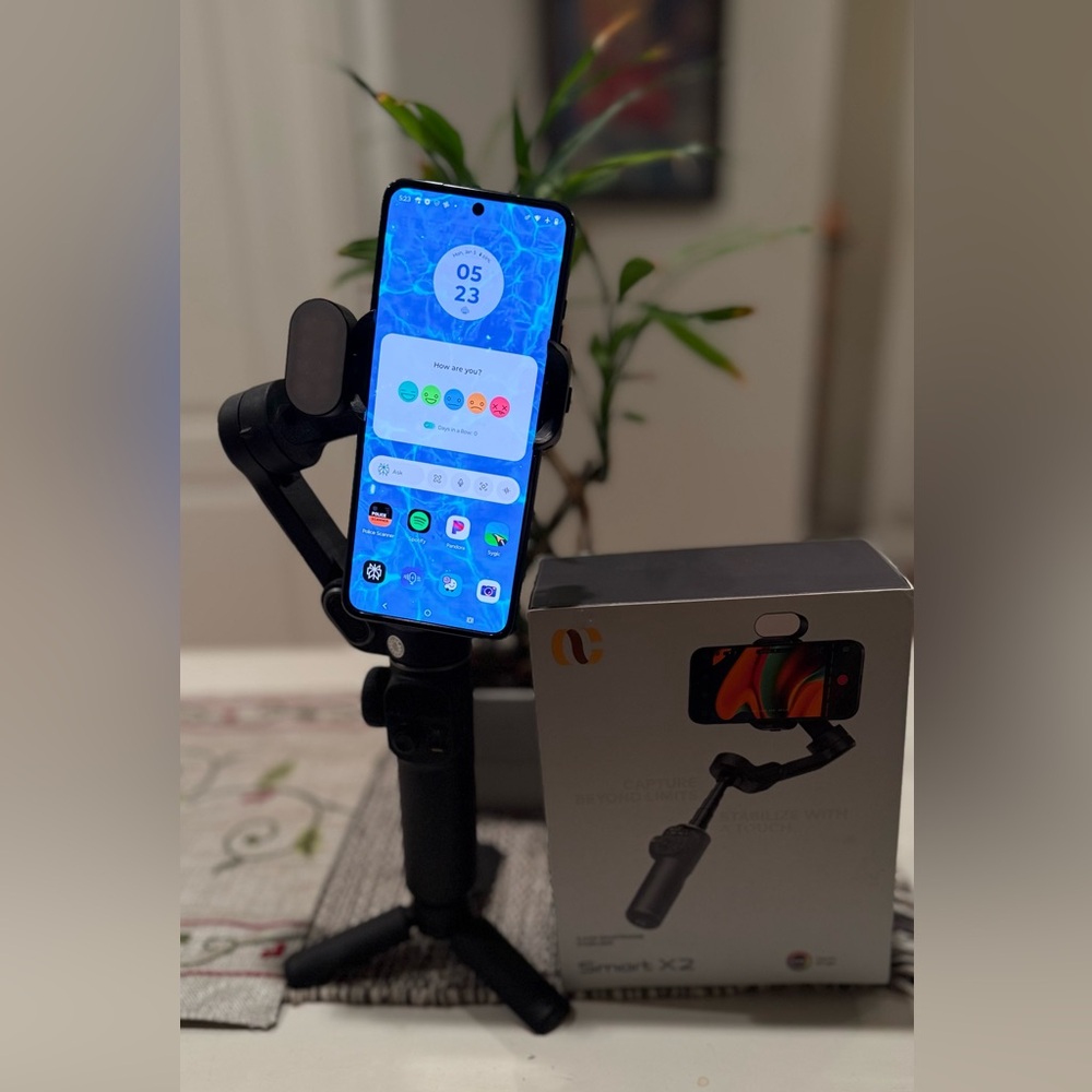 AOCHUAN Smart X2 3-Axis Smartphone Gimbal Stabilizer with Built- in Extension